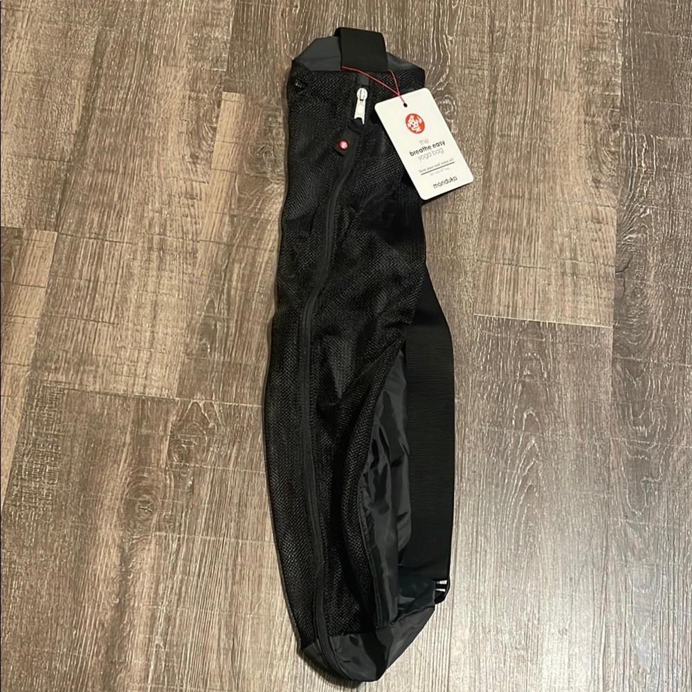 NWT Manduka the ‘Breathe Easy’ yoga mat bag.